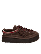 Stringata platform in camoscio moro UGG vista di profilo con suola spessa e targhetta