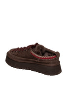 Stringata platform in camoscio moro UGG vista posteriore con tirante al tallone e treccia