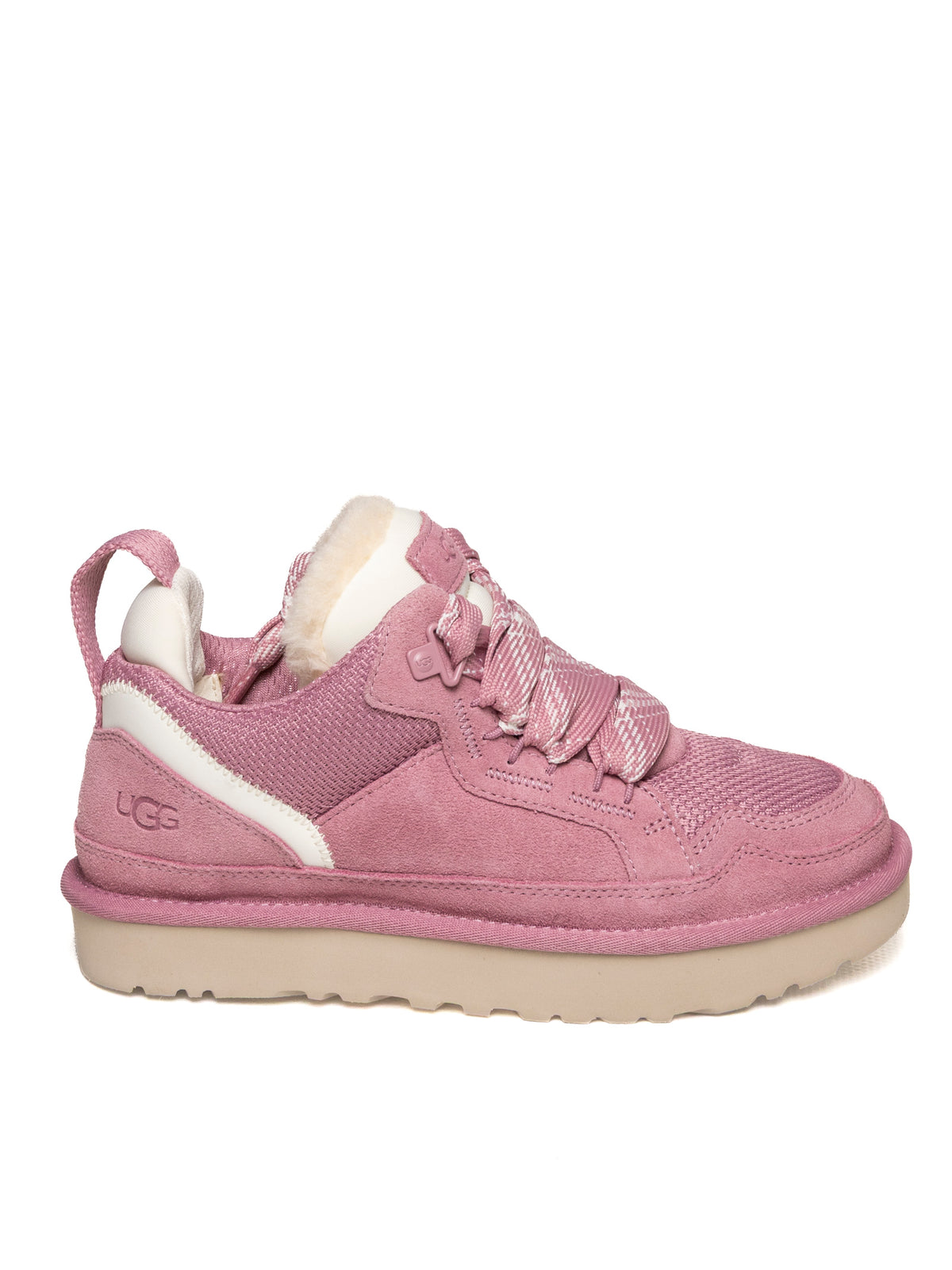 Sneaker bassa Lowmel UGG in camoscio rosa vista di profilo con logo sul tallone