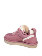 Sneaker Lowmel UGG rosa vista a tre quarti posteriore con dettaglio della fodera interna